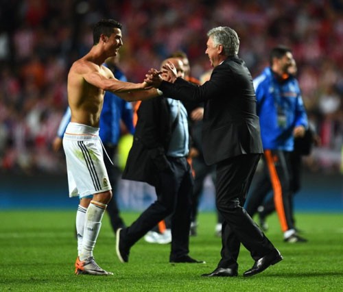 C. Ronaldo cởi áo khoe cơ bắp cuồn cuộn - ảnh 4