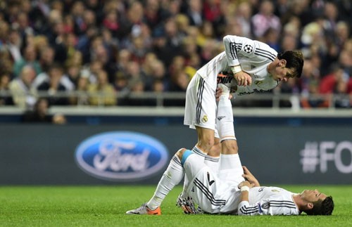 C. Ronaldo cởi áo khoe cơ bắp cuồn cuộn - ảnh 6