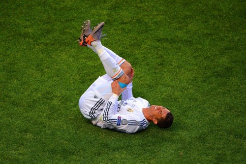 C. Ronaldo cởi áo khoe cơ bắp cuồn cuộn - ảnh 7