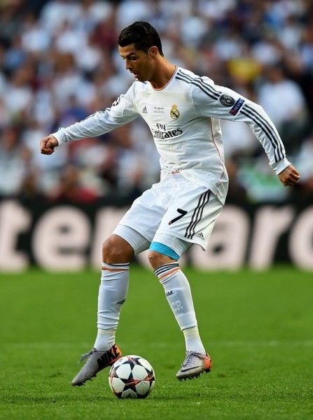 C. Ronaldo cởi áo khoe cơ bắp cuồn cuộn - ảnh 8