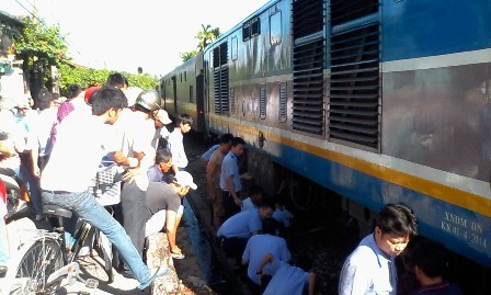 Băng qua đường sắt, một phụ nữ thoát chết dưới gầm tàu - ảnh 1