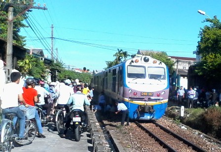 Băng qua đường sắt, một phụ nữ thoát chết dưới gầm tàu - ảnh 2