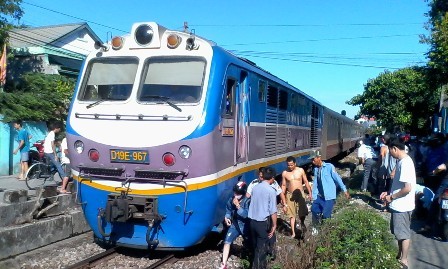 Băng qua đường sắt, một phụ nữ thoát chết dưới gầm tàu - ảnh 3