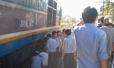 Băng qua đường sắt, một phụ nữ thoát chết dưới gầm tàu - ảnh 4