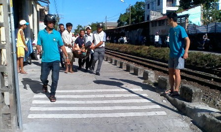 Băng qua đường sắt, một phụ nữ thoát chết dưới gầm tàu - ảnh 5