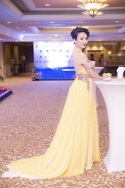 Ngọc Diễm lưng trần sexy tung bay váy - ảnh 1