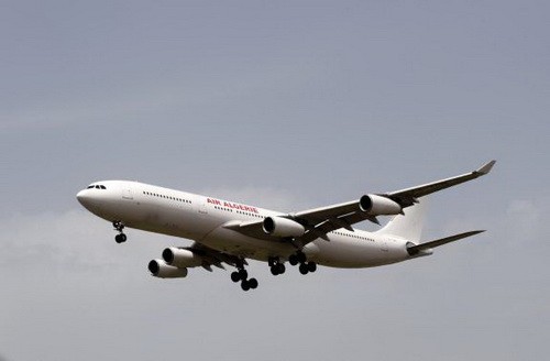 Máy bay Algeria 'bốc cháy trước khi rơi xuống đất' - ảnh 1