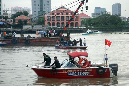 Xà lan 93 tấn chìm gần hầm Thủ Thiêm - ảnh 1