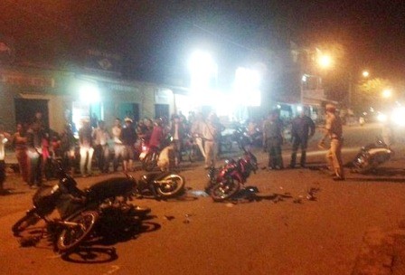 5 xe máy tông nhau liên hoàn trong đêm - ảnh 1