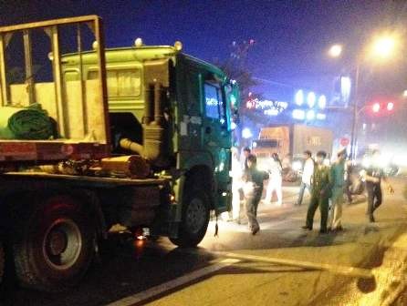 Container đâm chết 2 thanh niên đang dừng đèn đỏ - ảnh 2