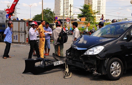 Va chạm với ô tô, xe tải lật nhào - ảnh 1