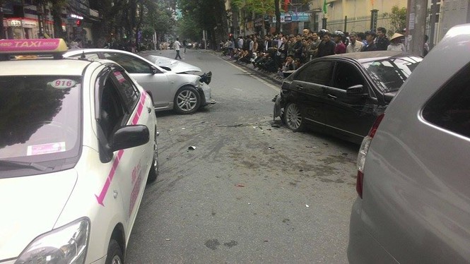 Xe điên gây tai nạn liên hoàn khủng khiếp giữa trung tâm Hà Nội - ảnh 5