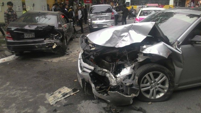 Xe điên gây tai nạn liên hoàn khủng khiếp giữa trung tâm Hà Nội - ảnh 4