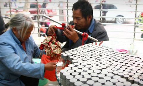 Vác bao tải tiền xu đóng học phí cho con - ảnh 2