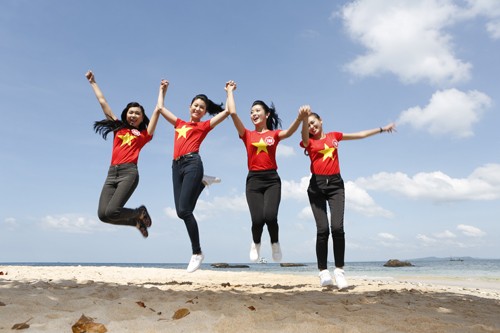 Thí sinh Hoa hậu xinh tươi, chụp ảnh trên bãi biển - ảnh 5