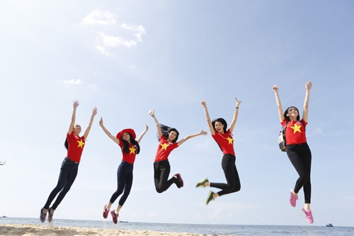 Thí sinh Hoa hậu xinh tươi, chụp ảnh trên bãi biển - ảnh 7