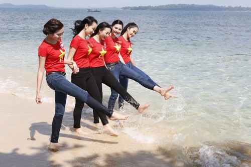 Thí sinh Hoa hậu xinh tươi, chụp ảnh trên bãi biển - ảnh 9