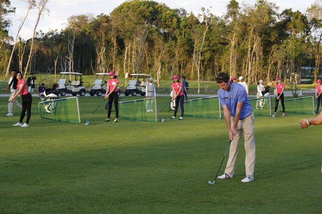 Dàn người đẹp 'so găng' trên sân golf đẹp nhất Phú Quốc - ảnh 3