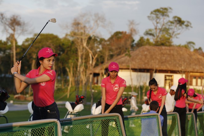 Dàn người đẹp 'so găng' trên sân golf đẹp nhất Phú Quốc - ảnh 14
