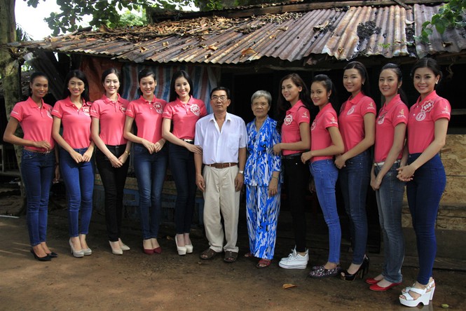 Thí sinh Hoa hậu thăm cựu chiến binh, gia đình chính sách - ảnh 2