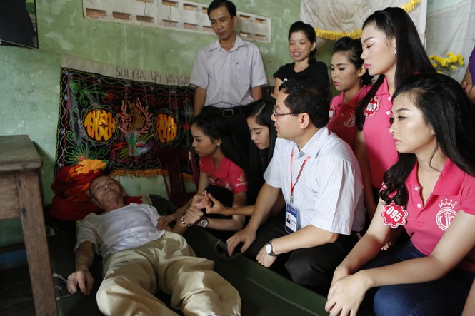 Thí sinh Hoa hậu thăm cựu chiến binh, gia đình chính sách - ảnh 1