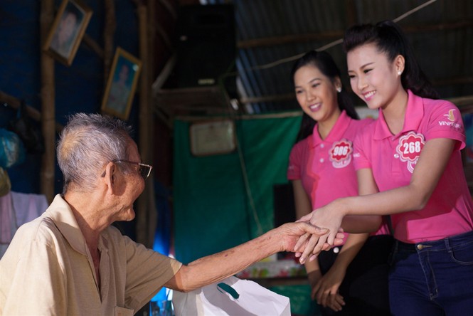 Thí sinh Hoa hậu thăm cựu chiến binh, gia đình chính sách - ảnh 3