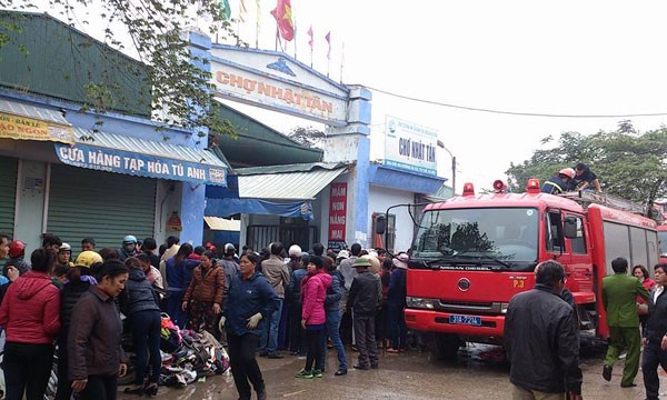 Cháy chợ Nhật Tân giữa trưa, tiểu thương nháo nhác - ảnh 2