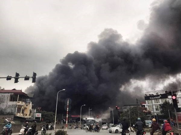 Cháy chợ Nhật Tân giữa trưa, tiểu thương nháo nhác - ảnh 1