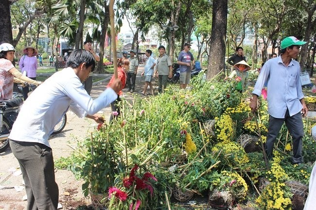 Người bán hoa Tết khóc ròng vì ế nặng - ảnh 3