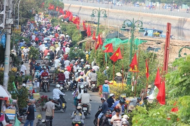 Người bán hoa Tết khóc ròng vì ế nặng - ảnh 5