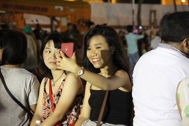 Hàng chục nghìn người đổ về trung tâm Sài Gòn đón giao thừa - ảnh 3