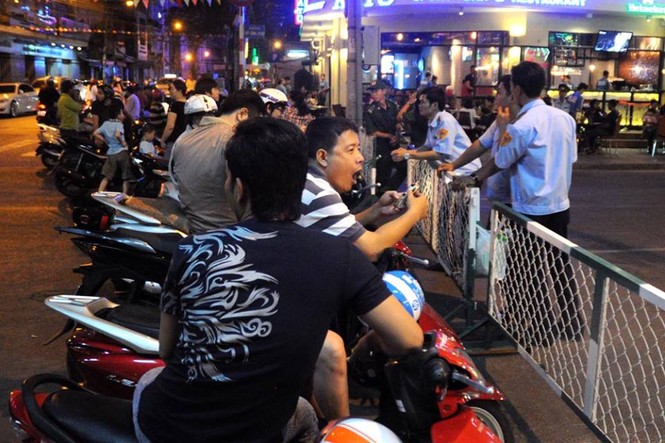 Hàng chục nghìn người đổ về trung tâm Sài Gòn đón giao thừa - ảnh 2