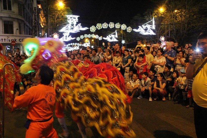 Hàng chục nghìn người đổ về trung tâm Sài Gòn đón giao thừa - ảnh 4