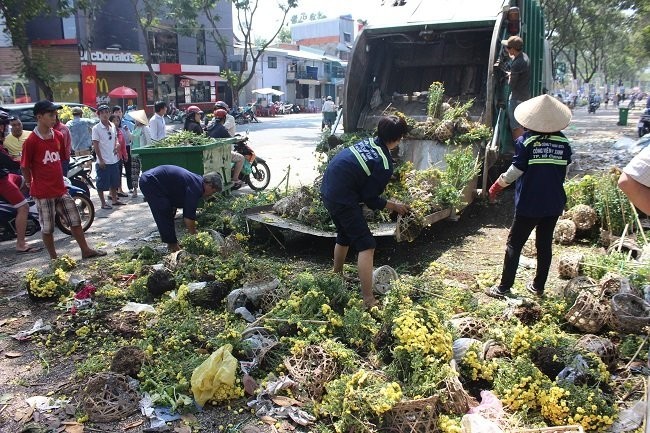 Người bán hoa Tết khóc ròng vì ế nặng - ảnh 2