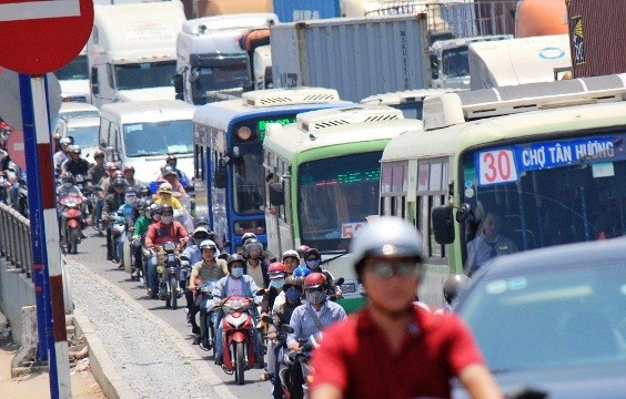Kẹt xe suốt 10 tiếng, rồng rắn nhích từng mét ở TP.HCM - ảnh 2