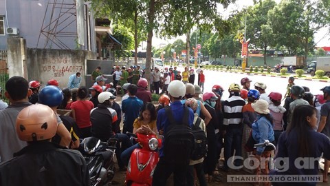 Ngỡ người đàn ông ngủ dưới gốc cây, tới gần phát hiện đã chết - ảnh 1