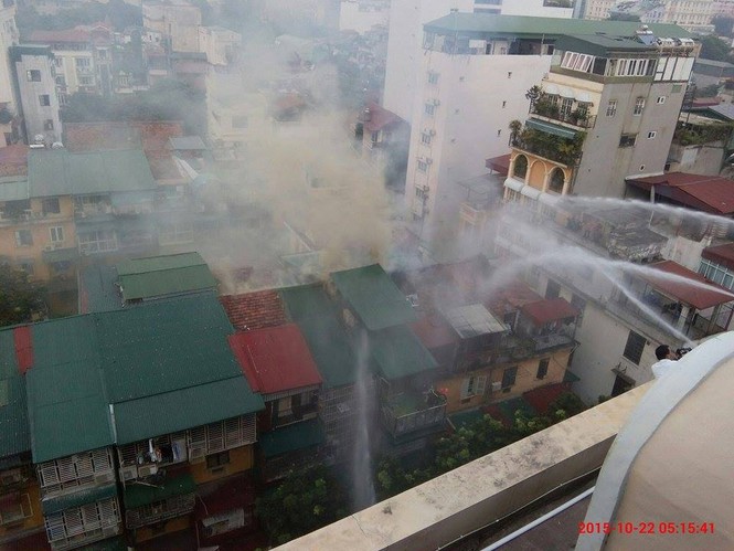 Hà Nội: Hỏa hoạn tại khu tập thể, người dân náo loạn - ảnh 2