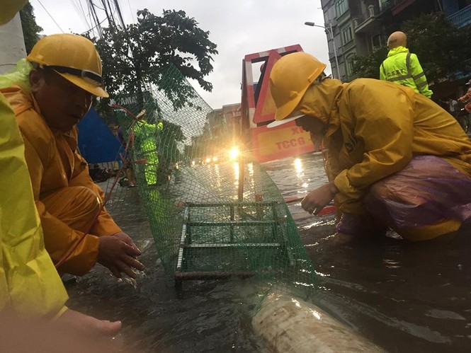 Nhiều khu vực Hà Nội ngập sâu sau bão - ảnh 7