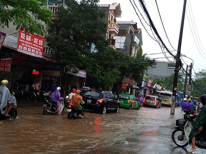 Nhiều khu vực Hà Nội ngập sâu sau bão - ảnh 9
