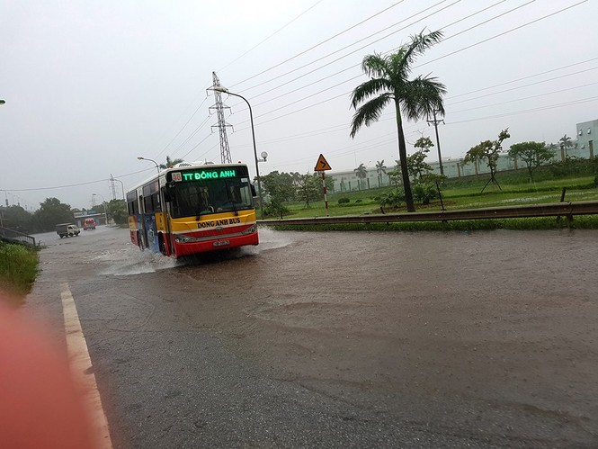 Nhiều khu vực Hà Nội ngập sâu sau bão - ảnh 8