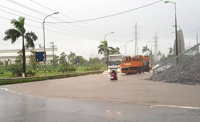 Nhiều khu vực Hà Nội ngập sâu sau bão - ảnh 11