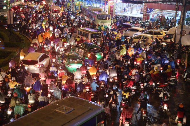 Đường phố Sài Gòn kẹt cứng, ngập trong mưa lớn - ảnh 1