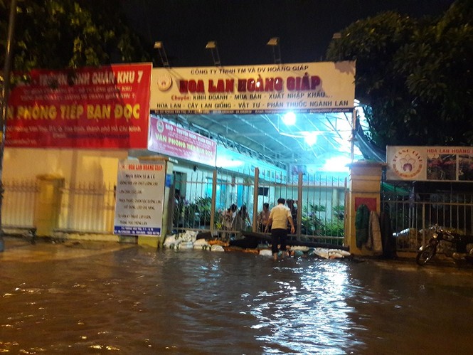 Đường phố Sài Gòn kẹt cứng, ngập trong mưa lớn - ảnh 2