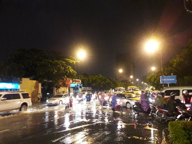 Đường phố Sài Gòn kẹt cứng, ngập trong mưa lớn - ảnh 3