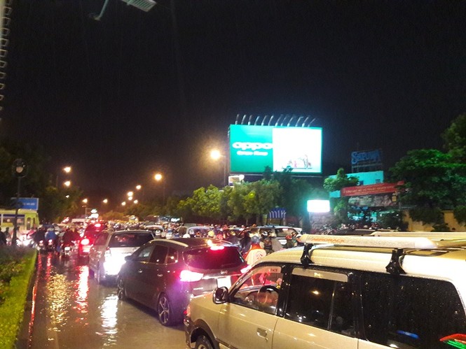 Đường phố Sài Gòn kẹt cứng, ngập trong mưa lớn - ảnh 4