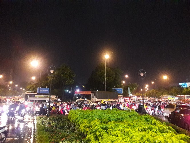 Đường phố Sài Gòn kẹt cứng, ngập trong mưa lớn - ảnh 5