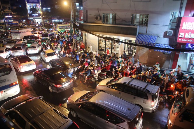 Đường phố Sài Gòn kẹt cứng, ngập trong mưa lớn - ảnh 6