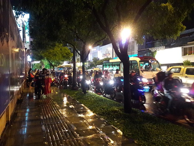 Đường phố Sài Gòn kẹt cứng, ngập trong mưa lớn - ảnh 7