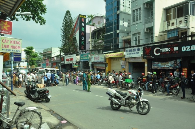 Va chạm với xe buýt, người đàn ông bị xe tải cán tử vong - ảnh 1