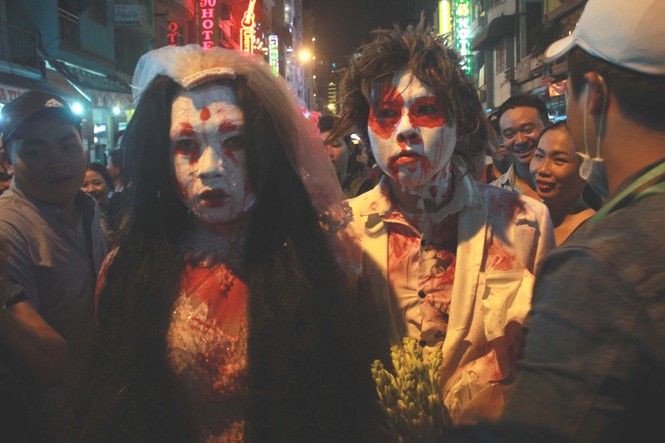 Nghìn người Sài Gòn hóa trang đổ bộ phố Tây đêm Halloween - ảnh 1